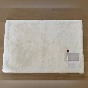 Loloi Thumper Area Rug
White
2’5”x3’9” NWT